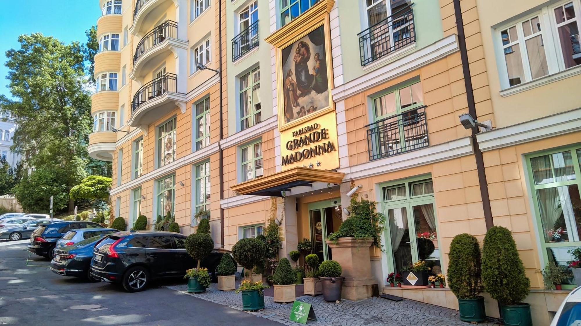 ホテル Karlsbad Grande Madonna エクステリア 写真